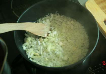 Тем временем начинаем готовить зажарку для Полтавского борща. На сковородку с подсолнечным маслом кладем мелко нарезанный лук...