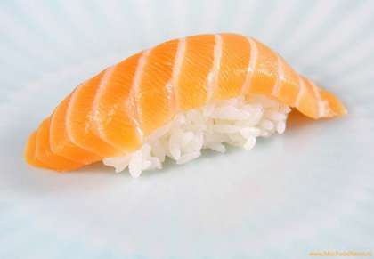 Суши из лосося  - одно из самых распространенных,  аналогичным способом можно делать суши из тунца, кальмара,  окуня и других морепродуктов.