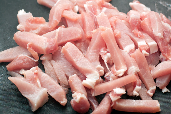 Со свежего мяса срежьте видимый жир и нарежьте его тонкими брусочками (не более 1 см толщиной).