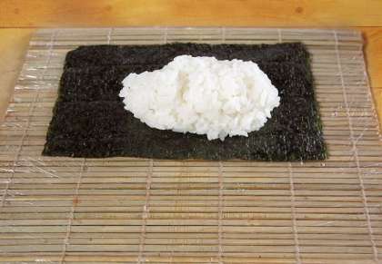 Выкладываем суши-меши на лист водоросли нори