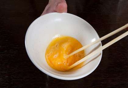 Яйцо разбиваем и смешиваем с сахаром. Для смешивания-взбивания используем палочки (ну, чтобы совсем уж по-японски было).