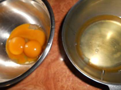 Яйца разделим на желтки и белки, белки начнем взбивать с щепоткой соли, тем временем поставить шоколад(70г)для бисквита на водяную баню.
