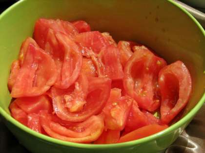 Удалить семена из помидор,нам нужны практически сухие плоды.Нарезать их на мелкие кусочки.Именно нарезать,в блюде должны чувствоваться кусочки.