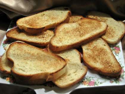 На сухой сковороде или в тостере обжарить кусочки хлеба.