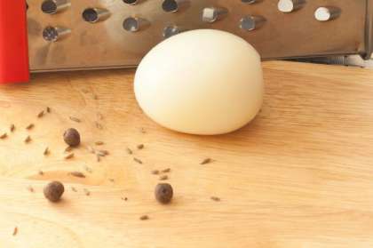 Пять-шесть куриных яиц сварите вкрутую (не переварите их!) и натрите на крупной терке. (Надо ли напоминать, что яйца следует очистить?)