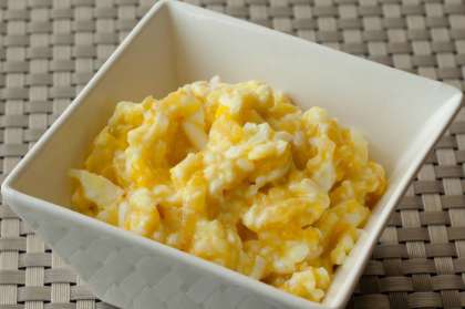 Смешайте натертое яйцо с луком, приправьте солью и специями по вкусу, вилкой разотрите массу, чтобы получить паштет.