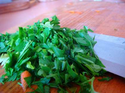 Морковь обжарить до готовности с чесноком. Зелень мелко порубить,добавить в морковь, присолить чуточку