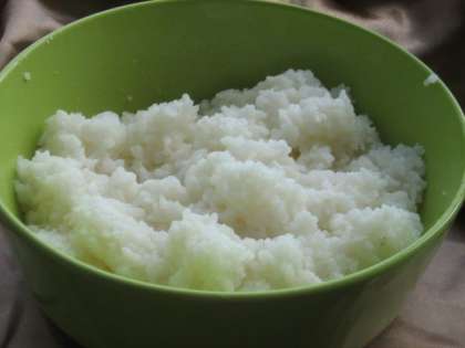 Сначала варим рис.Взять указанное количество риса,промыть его в воде до полного осветления воды,это получается раз на 5-6,промывать руками,аккуратно перемешивая рис.  После того,как промыли,заливаем водой в кастрюле,в которой будем варить.Уровень воды должен быть на одну фалангу выше уровня риса.  На среднем огне доводим до кипения,убавляем до самого медленного и,оставив открытой крышку,варим 10-13 минут до полного выпаривания воды.  Когда выключили огонь,накройте рис полотенцем и оставьте еще на 20 минут.