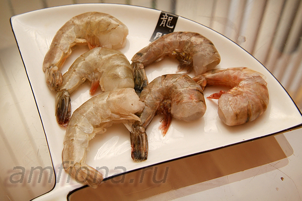 Пожалуй, креветки - одни из самых доступных морепродуктов, используемых для приготовления суши. Они вкусны, привлекательны на вид и купить их, в отличии от многих специфических даров моря, можно в любом супермаркете, а значит, нет причин не попробовать самодельные нигири-суши с креветками! Для эби-нигири подойдут королевские или тигровые креветки, но только не варёные, а сырые. Замороженные они или свежие, абсолютно никакого значения не имеет.