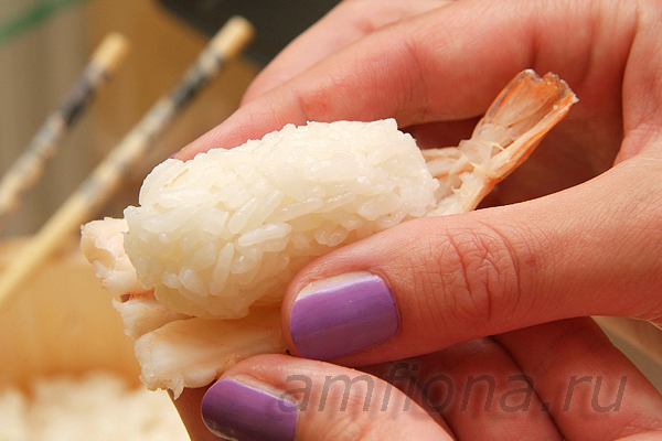 Совместите рис и креветку, слегка спрессуйте их друг с другом, чтобы рис принял форму креветки.