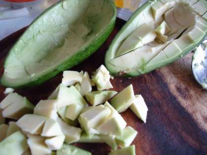 Авокадо нужно разрезать пополам, вынуть косточку. В мякоти авокадо делаем надрезы не повредив шкурку и с помощью ложечки вынем мякоть.