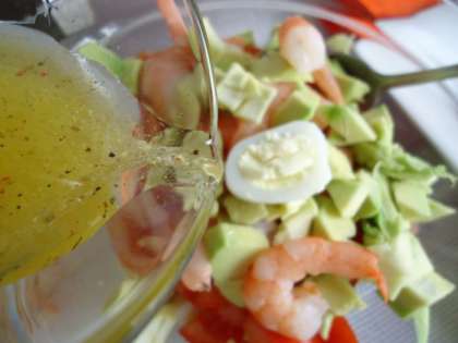 В салатнике соединяем помидоры , креветки , авокадо и яйца. Поливаем салат заправкой. Перекладываем готовый салат в лодочки из авокадо.