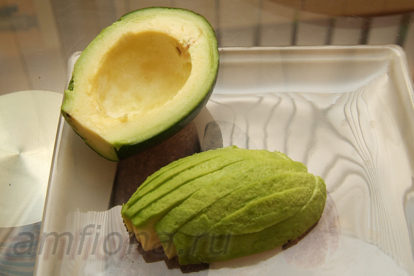 Очистите спелый авокадо от шкурки и нарежьте плод ломтиками. 