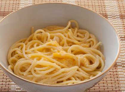 Откинув сваренные "на зубок" (аль денте) спагетти на дуршлаг, смешайте их с сырно-яично-сливочной заправкой. Горячие спагетти  сделают свое дело, их температуры вполне будет достаточно, чтобы сварить яйцо.