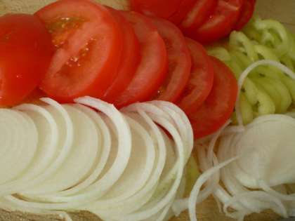 Нарезать овощи колечками: лук по тоньше, остальное по толще.