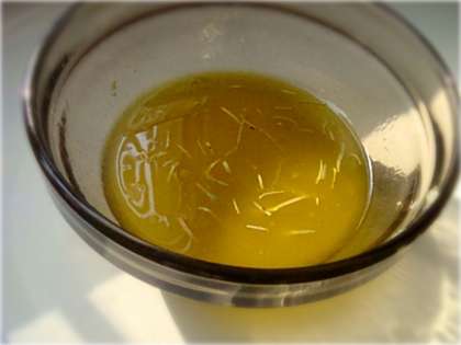 Приготовить заправку для маринования семги: сок половины лимона выавить в небольшую глубокую пиалу, туда же натереть цедру от этоуй половинки, добавить розмарин,немного соли и оливковое масло. Перемешать-у нас получится эмульсия. Обмазать хорошенько этой заправкой куски семги. Закрыть пищевой пленкой и убрать в холод на 30 минут.