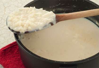 В кипящее молоко засыпаем рис и варим его около 40 минут. Постоянно помешиваем, что бы не было пленки. В середине варки насыпать коричневый сахар. Каша приобретает цвет топленого молока. Вот она готовая и горячая.