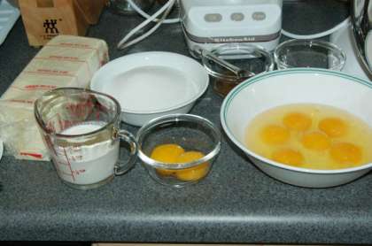 Наполнение, Ингредиенты:  2-1/2 фунта сливочного сыра, 1/2 стакана сливок, 1-3/4 стакана сахорного песка, 1 / 8 чайной ложки. соли, 2 чайные ложки. лимонного сока, 1 ч. л. ванильного экстракта, 2 больших яичных желтка, 6 большиих яйца.