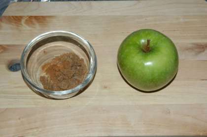 Ингредиенты на 1 яблоко:  1 столовая ложка сахара  1/4 чайной ложки корицы  Яблоко (можете приготовить и несколько яблок в зависимости от количества людей)  Хорошенько перемешайте сахар и корицу.