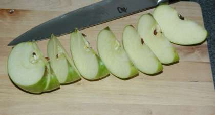 Нарежьте яблоко на 8 долек. Сделайте это, разрезая яблоко от одного полюса к другому и повторяйте с половинки к четверти.