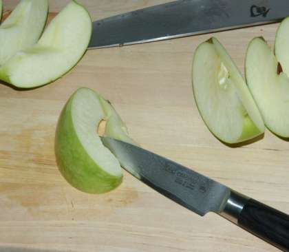 Вырезайте сердцевины яблочных долек.