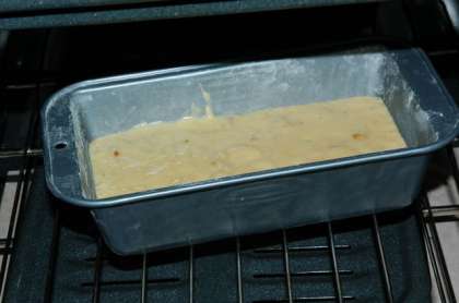 Налейте тесто в форму для хлеба и запекайте 55 минут при 350 ° F.