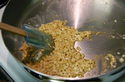 Если требуется больше остроты добавьте кайенский перец шинкованный порошком по своему желанию и размешайте в масле с миндалем.