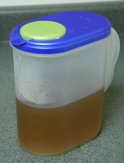 Налейте чай в кувшин и добавить кубики льда.