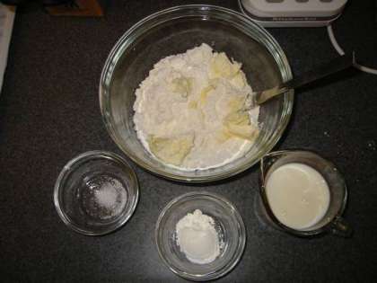 Ингредиенты:  Насыпьте 2 чашки муки в большую миску. Подготовьте 6 столовых ложек холодного масла, 3 / 4 стакана молока, 1 столовую ложку порошка для выпечки, и 1 / 4 чайной ложки соли.