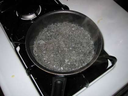 Залейте 1 чашку воды и 1/2 стакана сахара в сковороду. Доведите до кипения. Помешивайте до тех пор пока сахар не растворится. Далее снимите с плиты и дайте постоять при комнатной температуре.