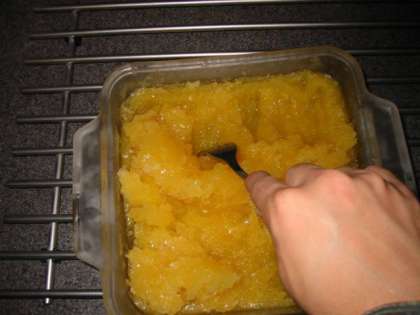 Перемешивайте смесь каждые 20 минут вилкой до мелких замороженных гранул, пока в ней не останется жидкости.
