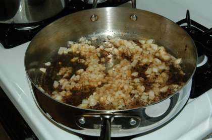 Посыпьте в сковороду для соуса мелко нарезанный лук.