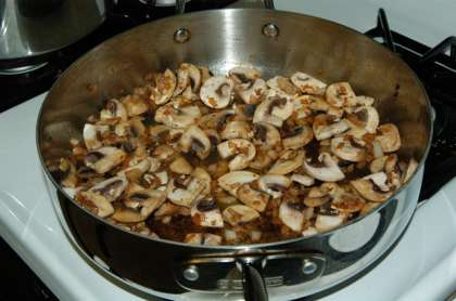 Добавьте грибочки так, чтобы они легли на лук плотно и равномерно. Добавьте щепотку соли. Обжаривайте в течении 10 минут, до того, как вся жидкость испарится.