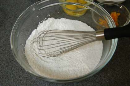 Разогрейте духовку до 350 ° F (175 ° С). Сбиваем муку, порошок для выпечки и соль вместе.  Выбирайте миску достаточно большую для того, чтобы вместить все ингредиенты.