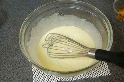 Продолжайте взбивать яйца и сахар до бледно-желтого цвета. Держите миску слегка под наклоном во время взбивания.