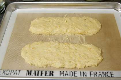 Поделите тесто пополам и положите на антипригарную бумагу для выпечки.   Выпекайте хлебцы при 350 ° F (175 ° С) в течение 40 минут (переворачивайте противень каждые 20 минут). Старайтесь не пережарить хлебцы, они должны быть хрустящими, но без трещин.