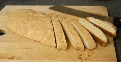 Нарежьте хлебец-печенье на длинные кусочки толщиной в 1 см.