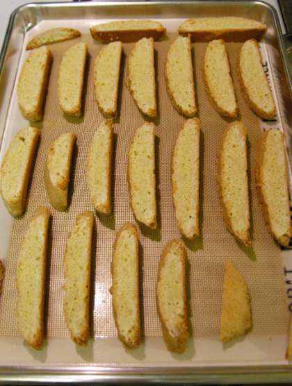Положите кусочки на противень срезами вверх и выпекайте в течении 8 минут. Переверните хлебцы и выпекайте ещё 7 минут. После чего охладите их на решетке.