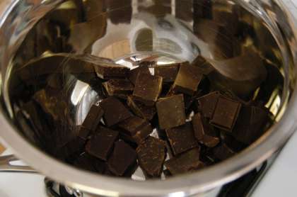 Теперь можно заняться шоколадом. Поместите 250 грамм шоколада в металлическую миску.