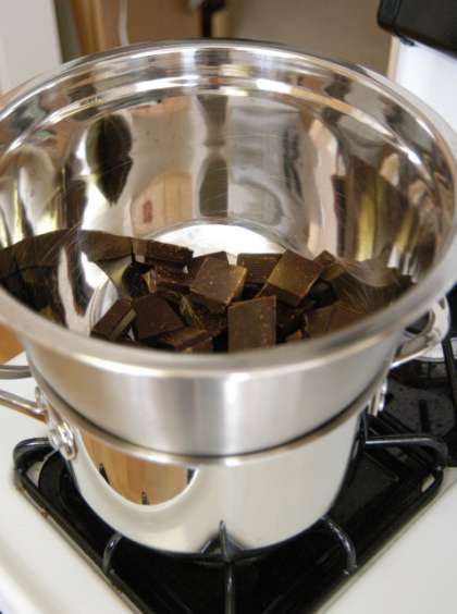 Миску с шоколадом поставьте на кастрюльку предварительно налив в кастрюлю 1 см воды. Доведите воду до кипения затем уменьшите огонь. Когда шоколад начнет таять Вы можете отключить плиту. Пар между миской и кастрюлей доделают свою работу.