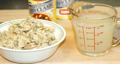 Вылейте жидкость из банки с моллюсками. После осушения должно выйти 10 грамм мяса моллюска. Подготовьте 235 мл сока моллюсков отдельно.