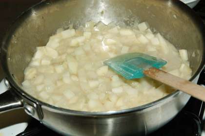 Налейте в сковороду стакан сока моллюсков и доведите смесь до кипения. После чего нужно уменьшить огонь и закрыть сковороду крышкой. Готовьте в течении 20 минут, пока картофель не станет мягким.