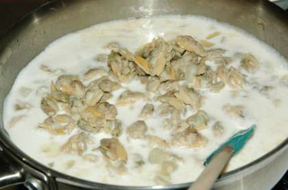 Залейте в сковороду с моллюсками смесь из молока и сливок.