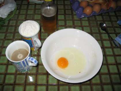 Разбиваем яйцо в большую миску. Влить муку и воду.