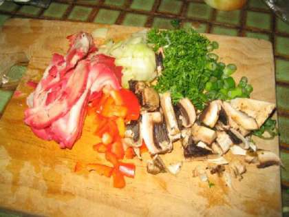Готовим начинку. Нарезаем ломтиками свинину (барбекю), добавляем немного болгарского перца, лук, грибочки, петрушку и зеленый лук (все мелко нарезано).
