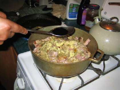 Затем ложем утку в кастрюлю и добавляем соевый соус.
