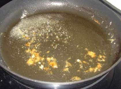 Слейте лишнее кукурузное масло со сковороды. Оставьте 2 ст. ложки.