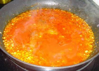 Добавляем томатный соус, уксус и херес.