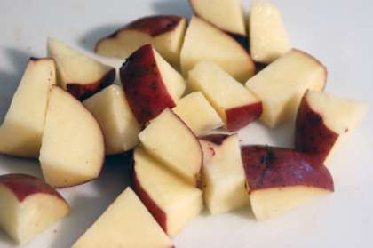 Промойте и нарежьте картофель на небольшие куски. Снимать шкурку с картофеля или нет - дело ваше.
