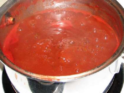 Добавьте орегано, базилик и лавровые листочки. Налейте в соус половину заготовленного для приготовления вина.